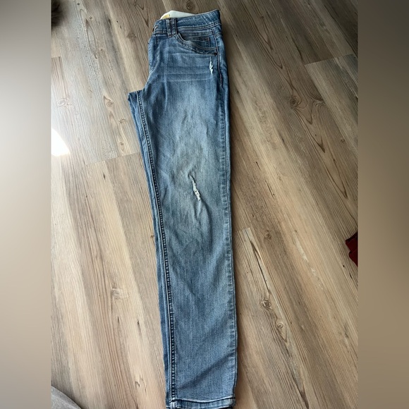 Democracy Crop Distressed Jeans- Size 8 - Picture 6 of 9